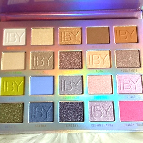 20 Bold Shades The Enlighten Eyeshadow Palette IBY Beauty - Picture 4 of 15